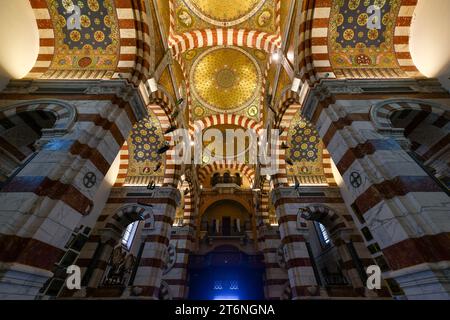 Marsiglia, Francia - 18 luglio 2022: Vista interna di Notre Dame de la Garde, una basilica di architettura bizantina a Marsiglia, Francia. Foto Stock