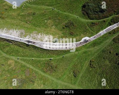 Vista aerea dall'alto di un anello di passaggio lungo la funicolare di Llandudno sulla montagna Great orme, Galles, Regno Unito Foto Stock