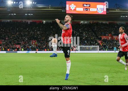 L'attaccante del Southampton Adam Armstrong (9) segna un GOL 2-1 e festeggia durante la partita Southampton FC vs West Bromwich Albion FC Sky bet EFL Championship allo Stadio St.Mary, Southampton, Inghilterra, Regno Unito l'11 novembre 2023 Foto Stock