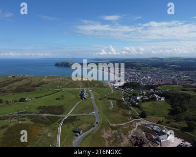 Vista aerea del Great orme e verso Llandudno con il Little orme sullo sfondo, Galles, Regno Unito Foto Stock