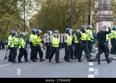 Westminster, Londra, Regno Unito. 11 novembre 2023. Le persone che si oppongono a un evento di protesta della Palestina libera che si svolge il giorno dell'armistizio si sono riunite a Londra. Un gruppo ha raccolto e gridato obiezioni al passaggio di manifestanti palestinesi, lanciando missili. La polizia è intervenuta. Marchio all'estrema destra Foto Stock