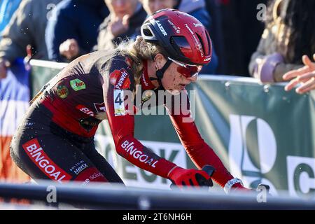 L'olandese Denise Betsema è stata fotografata in azione durante la corsa d'élite femminile al "Jaarmarktcross", evento ciclocross a Niel, gara 3/8 della competizione Superprestige, sabato 11 novembre 2023. BELGA FOTO DAVID PINTENS Foto Stock