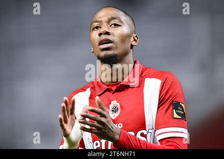 Michel Ange Balikwisha di Anversa raffigurato durante una partita di calcio tra Royal Antwerp FC e Standard de Liege, il giorno 14 della stagione 2023-2024 della prima divisione del campionato belga "Jupiler Pro League", ad Anversa sabato 11 novembre 2023. BELGA FOTO TOM GOYVAERTS Foto Stock