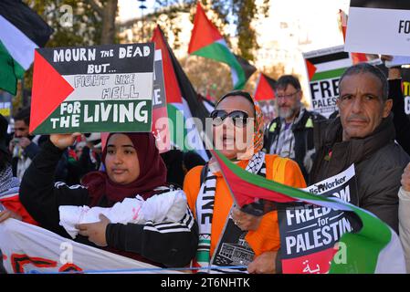 Manifestanti pro-palestinesi a Hyde Park Corner all'inizio della marcia nazionale per la Palestina nella giornata dell'armistizio. Centro di Londra. 11 novembre 2023. Foto Stock