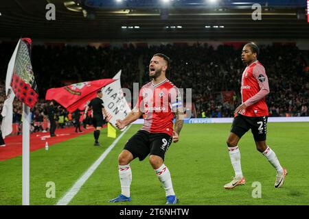 L'attaccante del Southampton Adam Armstrong (9) segna un GOL 2-1 e celebra] durante la partita Southampton FC vs West Bromwich Albion FC Sky BET EFL Championship allo Stadio St.Mary, Southampton, Inghilterra, Regno Unito l'11 novembre 2023 Foto Stock