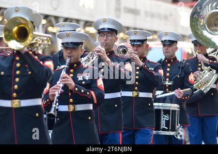 New York City, Stati Uniti. 11 novembre 2023. Migliaia di oltre 300 unità delle forze Armate hanno preso parte all'Annual Veterans Day Parade lungo la 5th Avenue a New York. Credito: Ryan Rahman/Alamy Live News Foto Stock