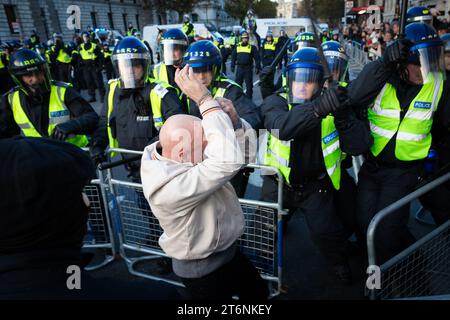 Londra, Regno Unito, 11 novembre 2023. La gente esce e marcia attraverso la città per difendere il Cenotafio. Tommy Robinson ha espresso il motivo per scoraggiare qualsiasi manifestante pro-palestinese che potrebbe voler marciare attraverso Whitehall durante il weekend della memoria. Questo arriva dopo cinque settimane consecutive di proteste per fermare la guerra a Gaza. Andy Barton/Alamy Live News Foto Stock