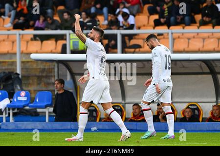 Lecce, 11 novembre 2023. Olivier Giroud del Milan festeggia il Milan A TIM match tra US Lecce e AC Milan allo Stadio Ettore Giardiniero - via del Mare, Lecce, 11 novembre 2023. Foto di Nicola Ianuale / Alamy Live News Foto Stock