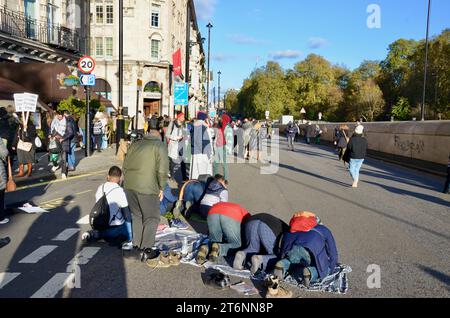 scene della manifestazione di massa contro la guerra a favore della pace nel centro di londra che chiede un cessate il fuoco in palestina israele gaza 11 novembre 2023 Foto Stock