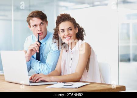 Personale di notebook, conversazione e lavoro in collaborazione in ufficio che svolge ricerche per informazioni legali. Professionale, tecnologia e team di Foto Stock