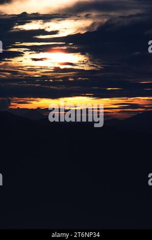 Papua nuova Guinea. Highlands. Tramonto tempestoso sulle montagne. Foto Stock