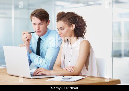 Personale di laptop, di discussione e di lavoro in collaborazione in ufficio che svolge ricerche per informazioni legali. Professionale, tecnologia e team di Foto Stock