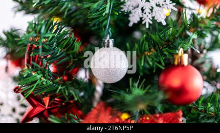 I rami dell'albero di Natale sono splendidamente decorati con bauble di Natale, creando un'atmosfera festosa con le scintillanti palle di Natale. Foto Stock