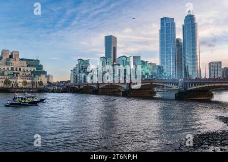 Londra, Regno Unito, 11 novembre 2023. Una protesta che procede da Park Lane all'Ambasciata degli Stati Uniti, sostenendo la causa palestinese nel conflitto Hamas-Israele. Qui la folla attraversa il ponte Vauxhall, vicino all'edificio MI6. Un aereo di linea vola in alto. Una barca della polizia ci tiene d'occhio. (Tennessee Jones - Alamy Live News) Foto Stock