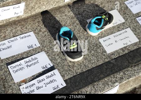 Londra, Regno Unito, 11 novembre 2023, i manifestanti pro-palestinesi hanno posato scarpe per bambini e segni di nome di bambini uccisi a Gaza sui gradini di Trafalgar Square di fronte alla National Gallery chiedendo un cessate il fuoco e la fine dei bombardamenti sulla striscia di Gaza. Crediti: Uwe Deffner / Alamy Live News. Foto Stock