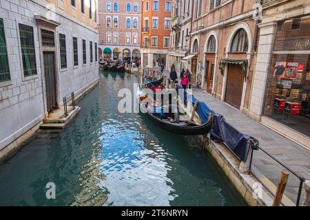 Venezia, Italia. I turisti che viaggiano in gondola in un canale esplorano la città di Venezia. Foto Stock