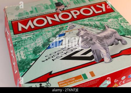 Una foto del logo e della scatola del gioco da tavolo Monopoli. Foto Stock