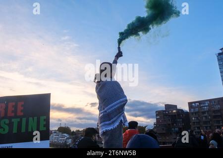 Vauxhall Bridge, Londra, Regno Unito. 11 novembre 2023. La marcia per la Palestina attraverso il centro di Londra al Vauxhall Bridge. Crediti: Matthew Chattle/Alamy Live News Foto Stock