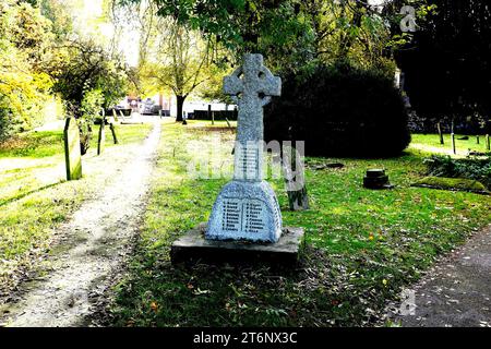 memorial cross in the grounds of st nicholas anglican church,edificio di primo grado,english heritage,storry,canterbury,kent,uk 11 novembre 2023¿, Foto Stock