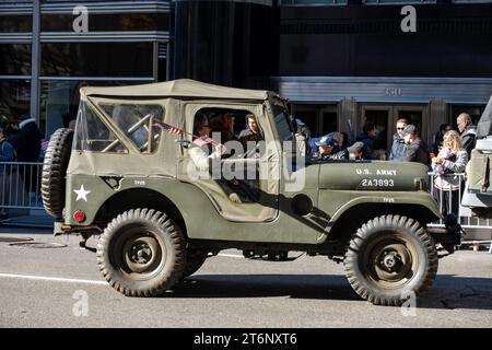 11 novembre 2023 Veterans Day Parade sulla Fifth Avenue a New York, Stati Uniti Foto Stock