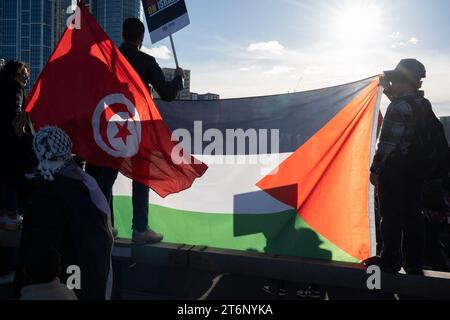 I manifestanti avanzano sul ponte Vauxhall durante la marcia pro-palestinese attraverso il centro di Londra, che ha coinciso con l'evento annuale della giornata dell'armistizio, l'11 novembre 2023. Tra le tensioni tra le comunità opposte e il giorno del lutto nazionale per la morte della guerra britannica, il Commissario della polizia MET, Sir Mark Rowley, si è scontrato sia con il Segretario di Stato Suella Braverman che con il primo Ministro Rishi Sunak, i quali si sono chiesti se la marcia contro gli attacchi israeliani a Gaza dovesse andare avanti a causa di possibili disordini pubblici. 300.000 mila hanno preso la strada concordata presa dai manifestanti Foto Stock