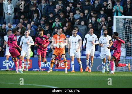 Luke McGee, il portiere dei Tranmere Rovers, tiene la palla. EFL Skybet Football League Two match, Tranmere Rovers contro Forest Green Rovers a Prenton Park, Birkenhead, Wirral sabato 11 novembre 2023. Questa immagine può essere utilizzata solo per scopi editoriali. Solo per uso editoriale, .pic di Chris Stading/ Andrew Orchard fotografia sportiva/Alamy Live News Foto Stock