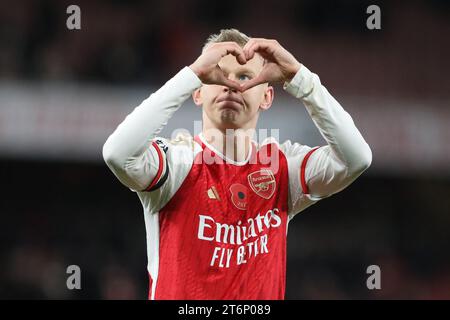 Alex Zinchenko dell'Arsenal dopo durante la partita di Premier League tra Arsenal e Burnley all'Emirates Stadium di Londra, l'11 novembre 2023. Foto di Joshua Smith. Solo per uso editoriale, licenza necessaria per uso commerciale. Nessun utilizzo in scommesse, giochi o pubblicazioni di un singolo club/campionato/giocatore. Foto Stock