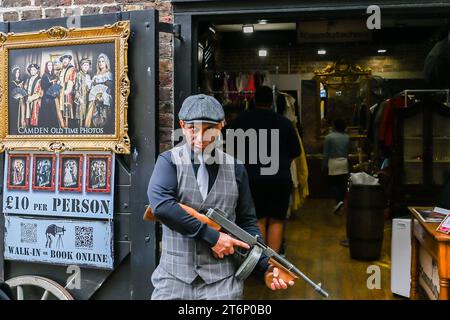 Mercato di Camden Town e gente Foto Stock