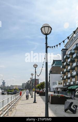 Shad Riverside vicino allo storico edificio Butlers Wharf sul fiume Tamigi a Londra Foto Stock