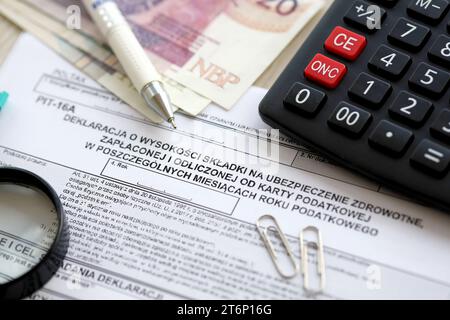 Dichiarazione di importo dei contributi di assicurazione sanitaria pagati e detratti dalla carta fiscale in singoli mesi di anno fiscale, modulo PIT-16A sul conto contabile con penna e zloty polacco bollette di denaro Foto Stock