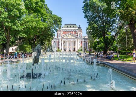 Fontana ballerina danzante e Teatro Nazionale Ivan Vazov, Giardino cittadino, Centro città, Sofia, Repubblica di Bulgaria Foto Stock