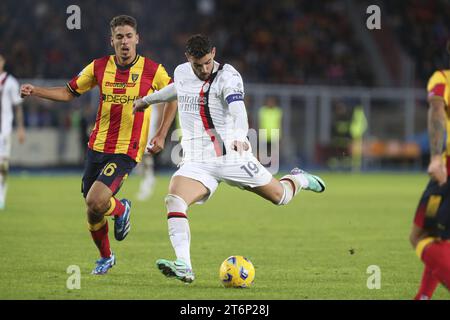 Theo Hernandez (Milano) in azione durante US Lecce vs AC Milan, partita di calcio di serie A A Lecce, Italia, 11 novembre 2023 Foto Stock