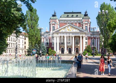 Fontana ballerina danzante e Teatro Nazionale Ivan Vazov, Giardino cittadino, Centro città, Sofia, Repubblica di Bulgaria Foto Stock