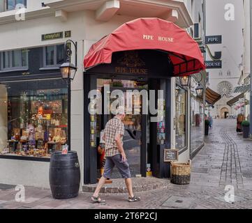 Uomo che cammina in un'esclusiva scelta di sigari nella zona della città vecchia della famosa città turistica di Coblenza, Germania, situata sui fiumi Mosella e Reno. Foto Stock