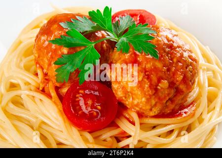 Pasta abbinata a polpette fatte in casa bollite in saporita salsa di pomodoro con erbe aromatiche, primo piano Foto Stock