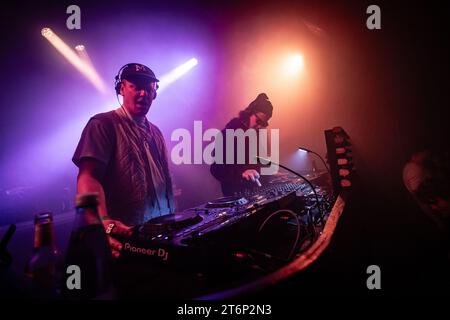 Copenhagen, Danimarca. 11 novembre 2023. Il duo musicale britannico Jungle esegue un DJ set dal vivo all'Hotel Cecil di Copenhagen. (Foto: Gonzales Photo - Erling Brodersen). Foto Stock