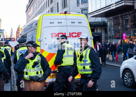 Glasgow, Scozia, Regno Unito. 11 novembre 2023. Nel giorno dell'armistizio, gli ufficiali di polizia scozzesi arrestano un sostenitore palestinese in Argyle Street mentre le persone che sostengono la Palestina partecipano a una manifestazione alle fasi di Buchanan per protestare contro il conflitto israelo-palestinese in corso e poi si dirigono in strada per marciare verso George Square. Credito: SKULLY/Alamy Live News Foto Stock