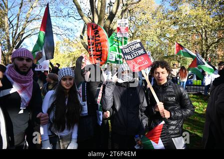 I manifestanti pro Palestina di Londra si riuniscono a Hyde Park a mezzogiorno sabato 11 novembre 2023 per manifestare contro le bombe a GAZA che hanno ucciso 1000 civili per rappresaglia al massacro di Hamas di almeno 1200 civili innocenti. La polizia stima che circa 300,000 manifestanti richiedano un il cessate il fuoco di Gaza ha marciato nel centro di Londra oggi è il più grande raduno del Regno Unito dall'inizio della guerra tra Israele e Gaza. più di 100 contro manifestanti sono stati arrestati, vicino al percorso di protesta. gli ufficiali hanno subito aggressioni da parte di alcuni contro manifestanti, tra cui alcuni gruppi di estrema destra ... Foto Stock