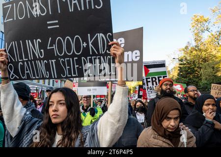 Manifestanti contro i bombardamenti di Gaza con cartelli "Maths sioniste; uccidere 4000 bambini e chiamarla autodifesa”. Londra. Foto Stock