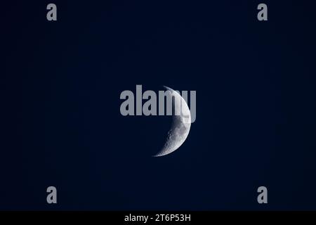 La luna mezzaluna fotografata da Winkler, Manitoba, Canada nell'ottobre 2023. Foto Stock