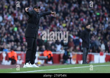 Il Burnley Manager Vincent Kompany durante la partita di Premier League tra Arsenal e Burnley all'Emirates Stadium di Londra, l'11 novembre 2023. Foto di Joshua Smith. Solo per uso editoriale, licenza necessaria per uso commerciale. Nessun utilizzo in scommesse, giochi o pubblicazioni di un singolo club/campionato/giocatore. Foto Stock