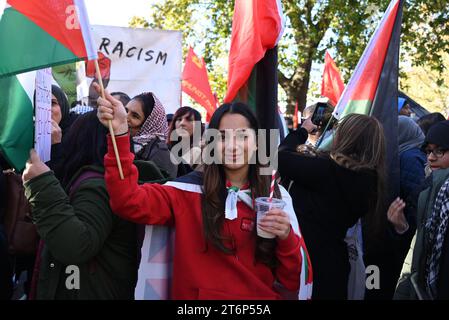 I manifestanti pro Palestina di Londra si riuniscono a Hyde Park a mezzogiorno sabato 11 novembre 2023 per manifestare contro le bombe a GAZA che hanno ucciso 1000 civili per rappresaglia al massacro di Hamas di almeno 1200 civili innocenti. La polizia stima che circa 300,000 manifestanti richiedano un il cessate il fuoco di Gaza ha marciato nel centro di Londra oggi è il più grande raduno del Regno Unito dall'inizio della guerra tra Israele e Gaza. più di 100 contro manifestanti sono stati arrestati, vicino al percorso di protesta. gli ufficiali hanno subito aggressioni da parte di alcuni contro manifestanti, tra cui alcuni gruppi di estrema destra ... Foto Stock