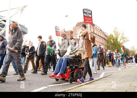 Cardiff, Galles 11 novembre 2023. Marcia per la Palestina. marcia pacifica di protesta attraverso il centro di Cardiff. Credit Penallta Photographics / Alamy Live News Foto Stock