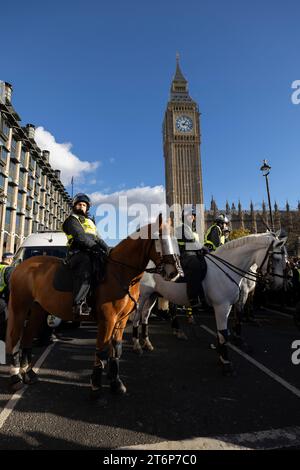 La polizia sul controllo di Horseback controprotesta contro i manifestanti di estrema destra sul Westminster Bridge, Londra, Inghilterra, Regno Unito Foto Stock