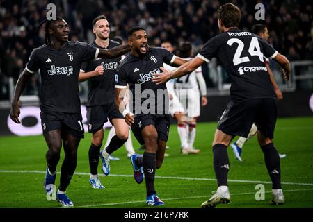 Gleison Bremer della Juventus FC festeggia con Daniele Rugani, Moise Kean e Federico gatti della Juventus FC dopo aver segnato un gol durante la partita di serie A tra Juventus FC e Cagliari calcio.Torino, Allianz Stadium, 11 novembre 2023 foto Nicolo campo / Insidefoto Foto Stock