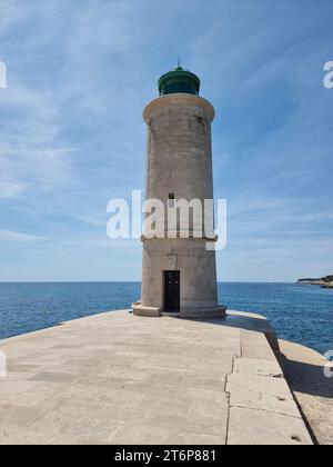 Un pittoresco faro a Cassis alto che si affaccia sul maestoso oceano Foto Stock