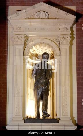 Una statua del principe Filippo svelata dalla regina Camilla quando arrivò per partecipare al Royal British Legion Festival of Remembrance alla Royal Albert Hall di Londra. Data immagine: Sabato 11 novembre 2023. Foto Stock