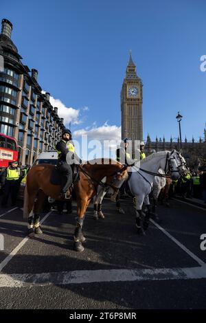 La polizia sul controllo di Horseback controprotesta contro i manifestanti di estrema destra sul Westminster Bridge, Londra, Inghilterra, Regno Unito Foto Stock