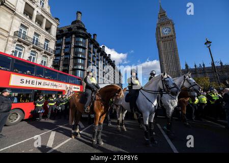 La polizia sul controllo di Horseback controprotesta contro i manifestanti di estrema destra sul Westminster Bridge, Londra, Inghilterra, Regno Unito Foto Stock