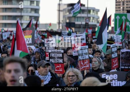 marcia di protesta pro palestinese a Vauxhall, centro di Londra, il giorno dell'armistizio, 11 novembre 2023 Foto Stock